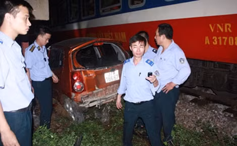Cơ quan chức năng xử lý vụ tai nạn.