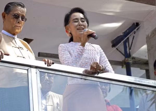 Thủ lĩnh NLD Saan Suu Kyi phát biểu trước trụ sở NLD sáng 9/11.