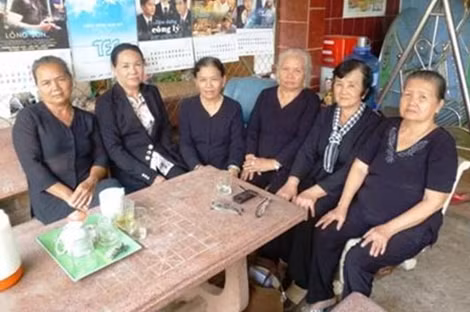 Bà Năm Sương (người thứ ba từ phải qua) cùng đồng đội cũ.