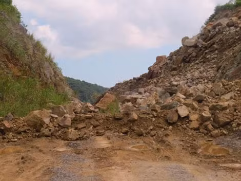 Cách đó khoảng 1km, tuyến đường này cũng bị đất đá vui lấp gần hết.
