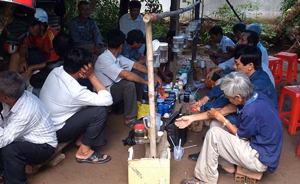 Các đối tượng đánh bạc dưới hình thức đá cá lia thia bị bắt quả tang. Các đối tượng đánh bạc dưới hình thức đá cá lia thia bị bắt quả tang.