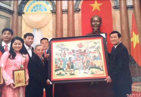 Chủ tịch nước Trương Tấn Sang và nghệ nhân Nguyễn Đăng Chế bên bức tranh dân gian Đông Hồ.