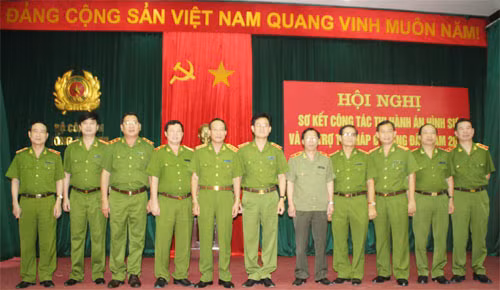 Thứ trưởng Lê Quý Vương cùng các đại biểu dự hội nghị.