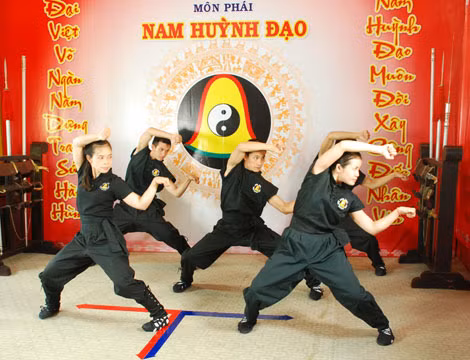 Các võ sinh Nam Huỳnh Đạo đang luyện tập.