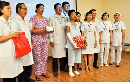 Những hình ảnh xúc động trong buổi sáng xuất viện của cô bé Kim Linh với các Y bác sĩ bệnh viện Nhi đồng 1 TP. Hồ Chí Minh.