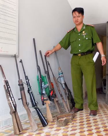 Súng tự chế được Công an huyện Đông Giang thu giữ.