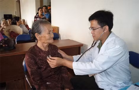 Đoàn viên thanh niên Phòng Hậu cần – Kỹ thuật khám bệnh cho các đối tượng chính sách.