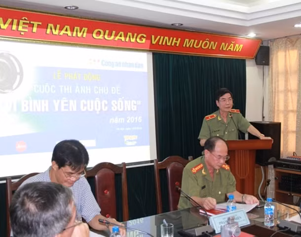 Thiếu tướng, Tiến sĩ Phạm Văn Miên, Tổng biên tập Báo CAND, Trưởng BTC cuộc thi phát biểu tại buổi lễ.