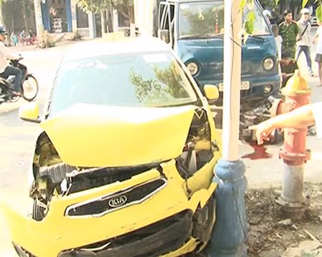 Hiện trường vụ tai nạn, xe taxi bị hư hỏng nặng.