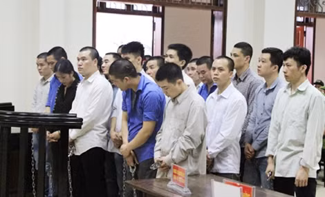Các bị can trước vành móng ngựa.