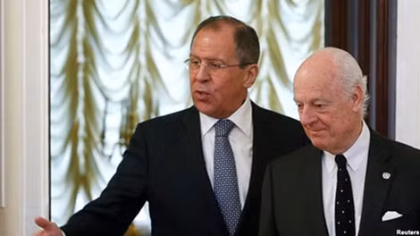 Ngoại trưởng Nga Sergei Lavrov và Đặc sứ Liên Hiệp Quốc về Syria Staffan de Mistura tại Moskva, ngày 3-5.