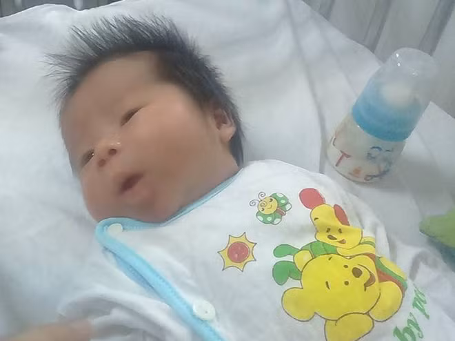 Bé gái bị mẹ bỏ rơi mới 2 ngày tuổi.