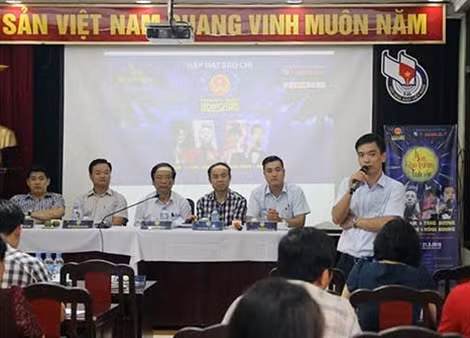 Các đại diện của BTC chương trình trả lời phỏng vấn.