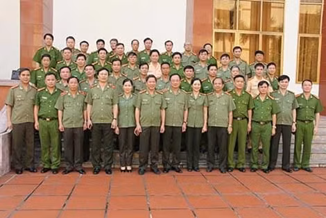 Thứ trưởng Nguyễn Văn Thành và Đoàn công tác chụp ảnh lưu niệm với cán bộ, chiến sỹ Công an tỉnh Quảng Ninh.