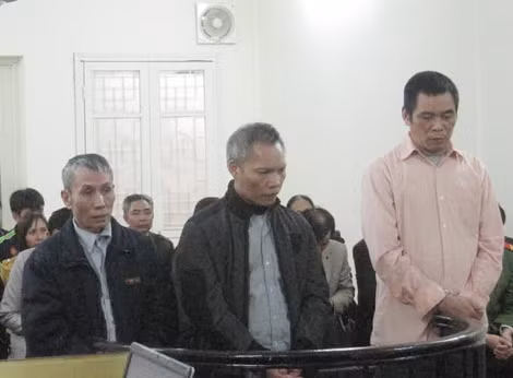 Bị cáo Tuấn (giữa) và hai đồng phạm tại phiên xử. Bị cáo Tuấn (giữa) và hai đồng phạm tại phiên xử.