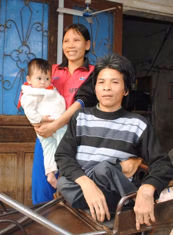 Anh Lê Đình Trọng cùng mái ấm của mình.