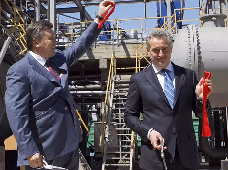 Doanh nhân D. Firtash (phải) cùng Tổng thống Yanukovych trong lễ khai trương một cơ sở vận hành khí đốt ở bán đảo Crimea, năm 2013.