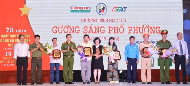 Lãnh đạo Công an TP Hồ Chí Minh, Báo Công an thành phố và các nhà tài trợ trao kỷ niệm chương cho 5 gương mặt điển hình.