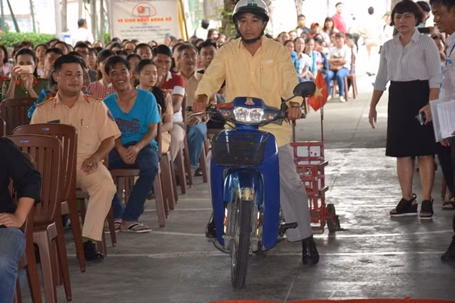 Anh Đinh Minh Cảnh với chiếc xe hút đinh của mình.