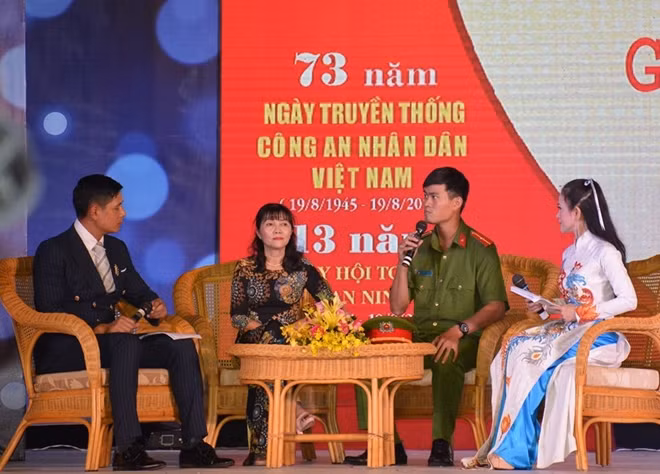 Thiếu úy Võ Tấn Lộc chia sẻ tại buổi giao lưu.