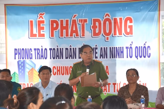 Trung tá Nguyễn Văn Tài báo cáo về tình hình phong trào toàn dân bảo vệ ANTQ trong thời gian qua.