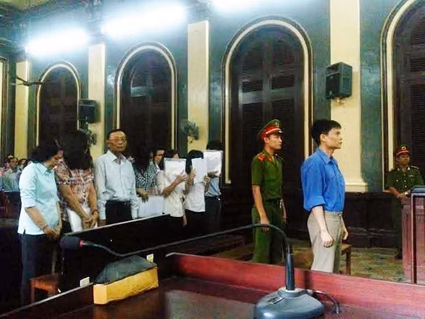 Bị cáo Hoàng (hàng đầu) và các bị cáo khác tại tòa.