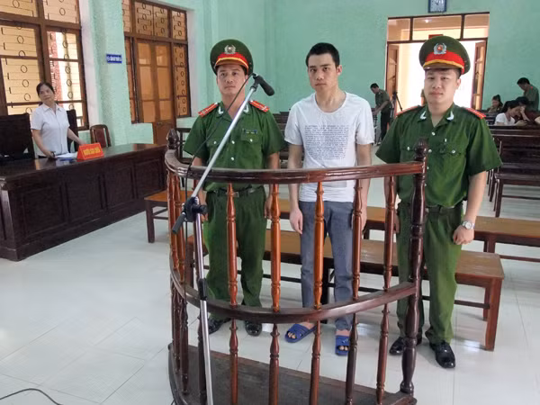 Đối tượng Hoàng Học Cường trước vành móng ngựa. Đối tượng Hoàng Học Cường trước vành móng ngựa.