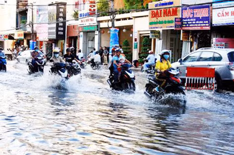 Một tuyến phố ở TP Hồ Chí Minh bị ngập do triều cường. Một tuyến phố ở TP Hồ Chí Minh bị ngập do triều cường.