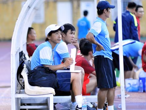 HLV Miura (ngồi, ngoài cùng) đang muốn "lên dây cót" cho các học trò. Ảnh: H.M