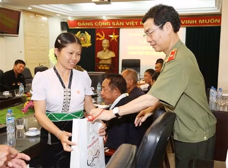 Thiếu tướng Phạm Văn Miên, Tổng Biên tập Báo CAND tặng quà cho người có uy tín tỉnh Lai Châu.