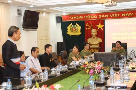 Người có uy tín tỉnh Lai Châu phát biểu về những kinh nghiệm trong giữ vững ANTT tại cơ sở.