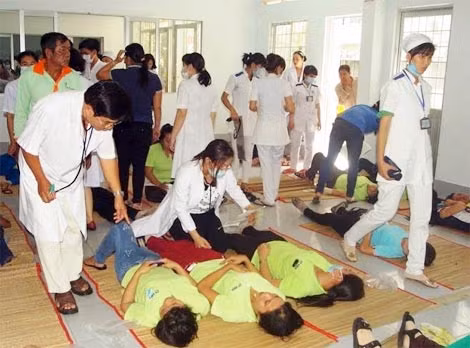 Hàng trăm công nhân ngộ độc thực phẩm nhập viện cấp cứu vào ngày 26/3 vừa qua. Hàng trăm công nhân ngộ độc thực phẩm nhập viện cấp cứu vào ngày 26/3 vừa qua.