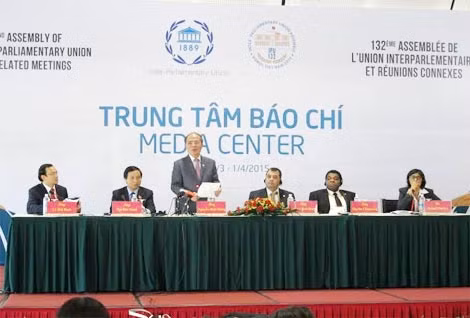 Cuộc họp báo quốc tế diễn ra đầu giờ chiều 1/4. Chủ tịch Quốc hội Nguyễn Sinh Hùng thông báo về kết quả đại hội.