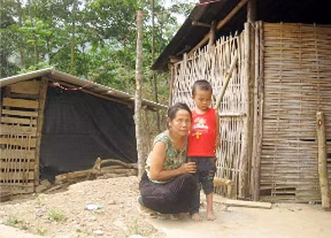 Hai bà cháu trước căn nhà rách nát. Hai bà cháu trước căn nhà rách nát.