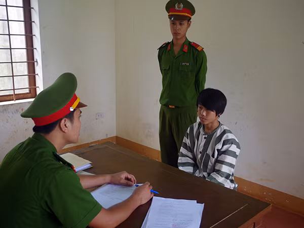 Vàng A Phổng tại cơ quan điều tra.