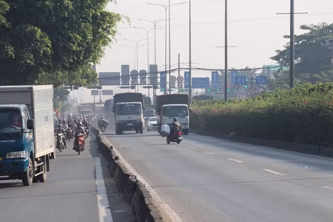 Khi phát hiện lực lượng chức năng kiểm tra, người điều khiển phương tiện xe máy vào làn đường ôtô bất chấp nguy hiểm quay lại đột ngột trước đầu xe ôtô để trốn tránh lực lượng chức năng