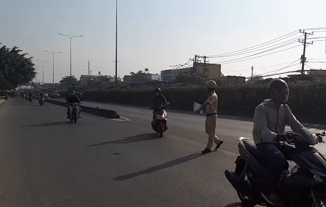 Vào giờ cao điểm, trên tuyến quốc lộ, nhiều trường hợp tài xế xe máy bất chấp nguy hiểm chạy vào làn đường ôtô để lưu thông