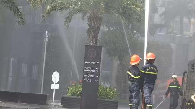 Phun nước vào đám cháy