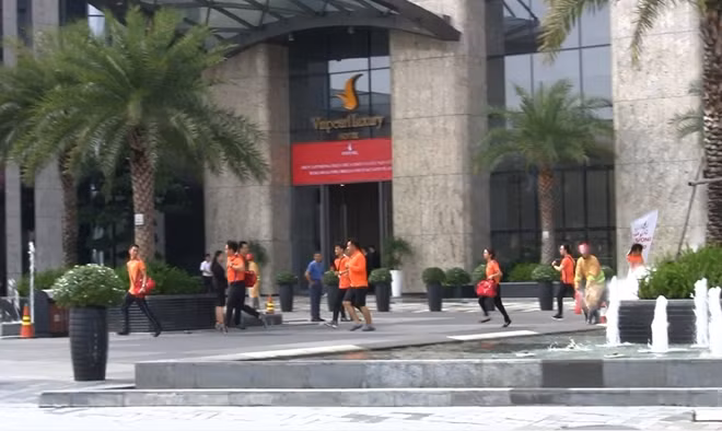 Nhân viên tòa nhà báo động cho mọi người nơi đây sơ tán