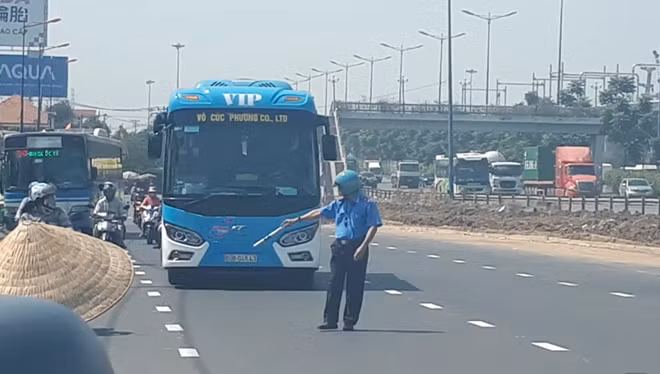 Thanh tra giao thông dừng xe khách để kiểm tra xử lý
