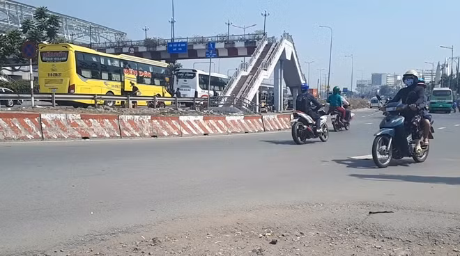 Khi không có lực lượng chức năng kiểm tra, các xe khách dừng trả rước khách không đúng nơi quy định