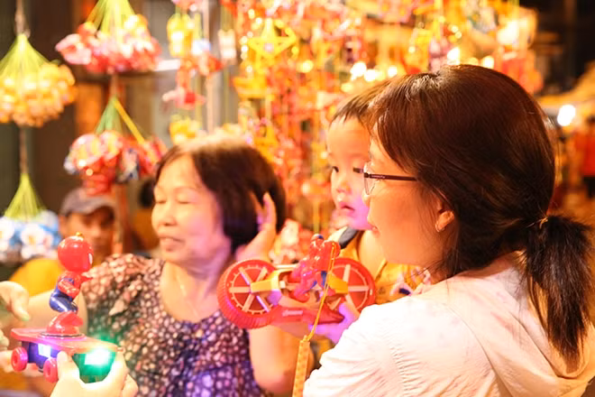 Loại đồ chơi hiện đại có đèn chiếu và âm thanh rất thu hút những bạn nhỏ