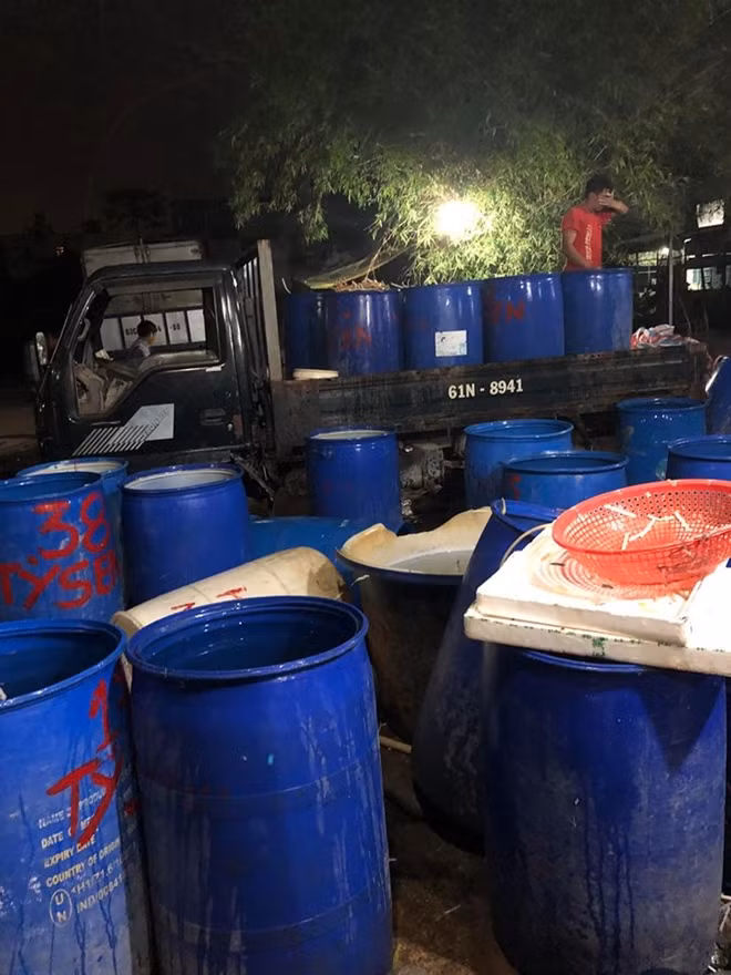 Thùng chứa hóa chất dùng để ngâm ngó sen, chuối bào