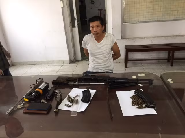 Đối tượng cùng tan vật tại Cơ quan Công an