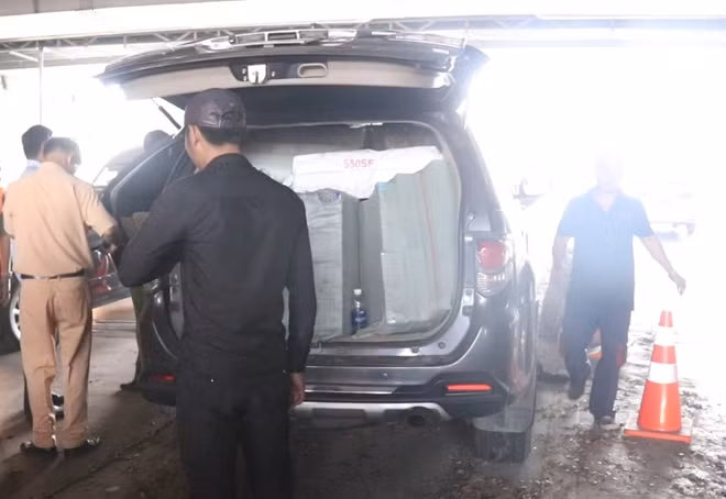 Lực lượng chức năng phát hiện xe chở theo nhiều bao tải chứa thuốc lá