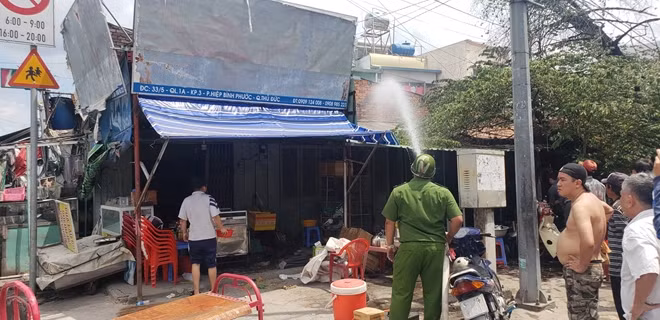 Tuy ngọn lửa đã tắt nhưng nước vẫn được phun vào bên trong nhằm tránh cháy lan