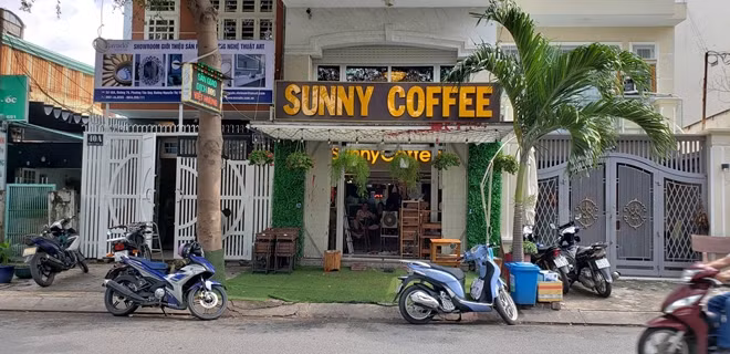 Trước nhà chị Hương dính nhiều vết sơn do bọn xấu tạt vào