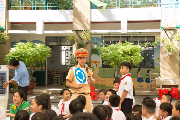 CSGT tuyên truyền luật giao thông cho học sinh tiểu học CSGT tuyên truyền luật giao thông cho học sinh tiểu học