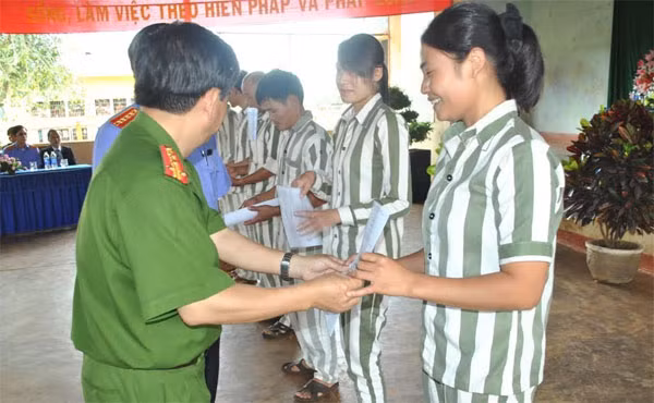 Phạm nhân tại Trại giam Đắk Trung vui mừng nhận giấy công nhận đặc xá từ cán bộ trại giam. Phạm nhân tại Trại giam Đắk Trung vui mừng nhận giấy công nhận đặc xá từ cán bộ trại giam.