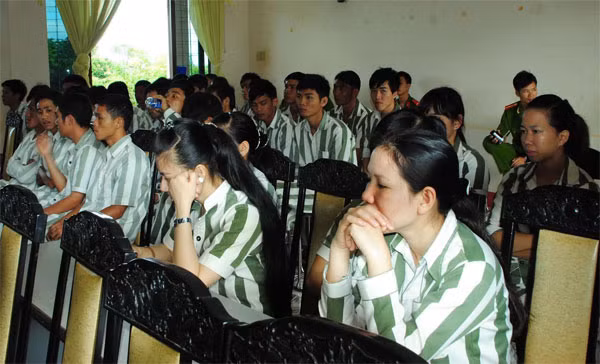 Một buổi sinh hoạt văn nghệ của các phạm nhân tại Trại giam Đắk Trung. Một buổi sinh hoạt văn nghệ của các phạm nhân tại Trại giam Đắk Trung.